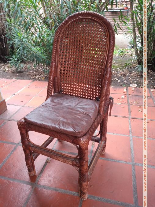 12 sillas con respaldo de ratan