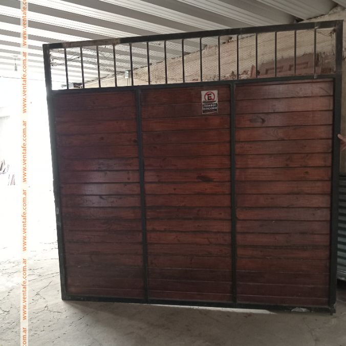 Vendo porton de hierro y machimbre de madera