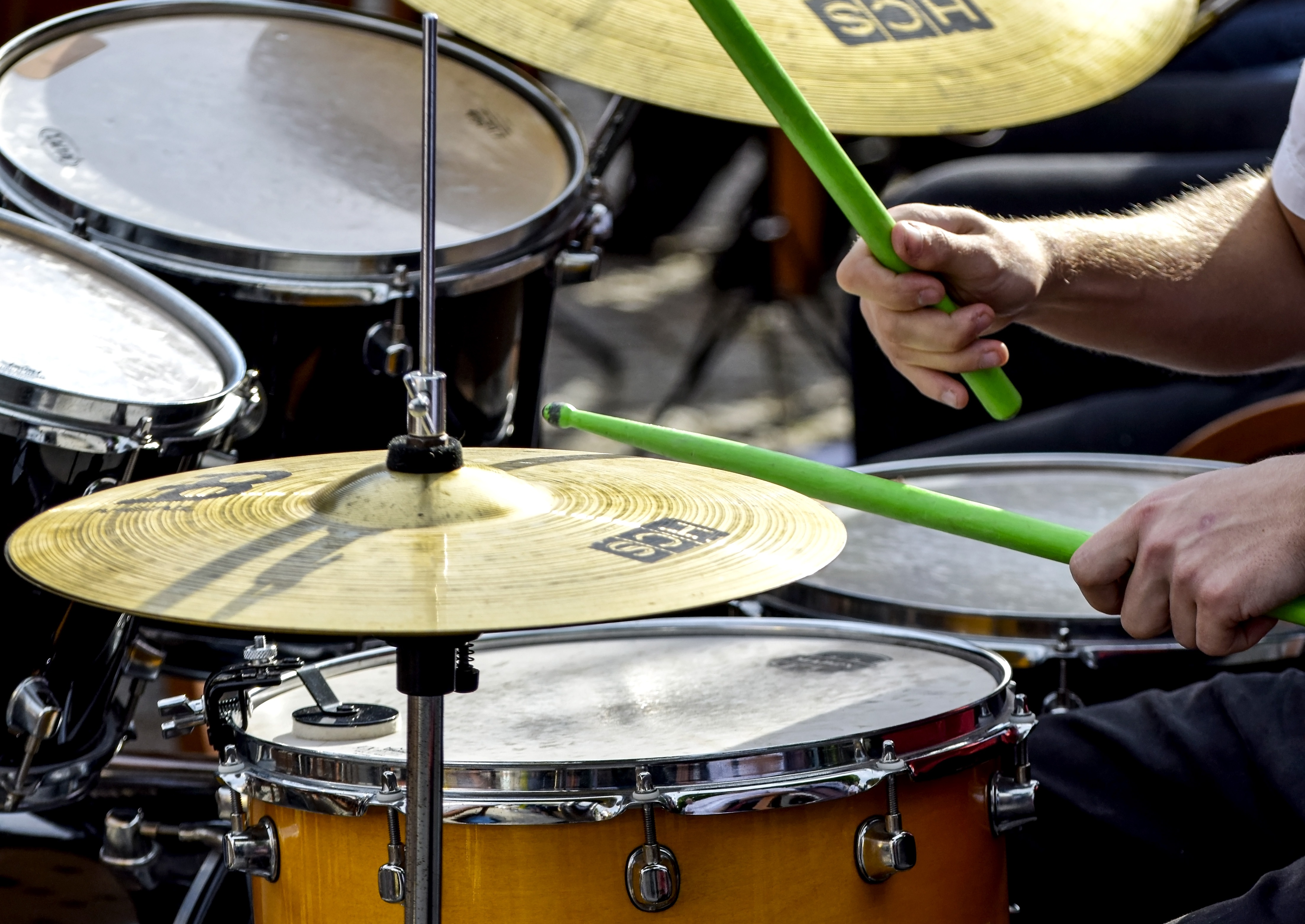 Oportunidades en instrumentos musicales: platos, baterías y guitarras destacadas